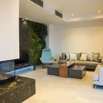 Brand New Contemporary With Infinity Pool 빌라 *