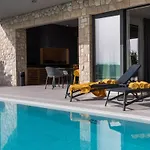 Brand New Contemporary With Infinity Pool 빌라