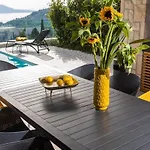 Brand New Contemporary With Infinity Pool 빌라