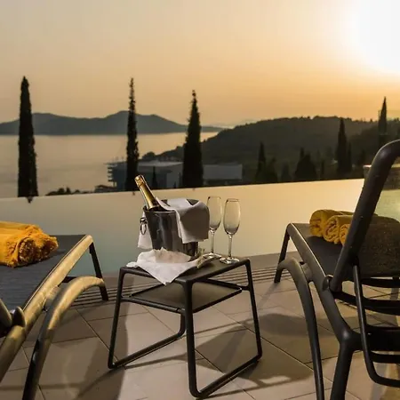 Vila Brand New Contemporary With Infinity Pool