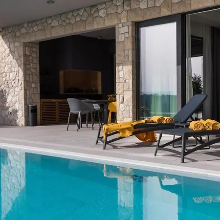 Brand New Contemporary With Infinity Pool Vila