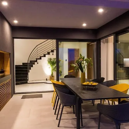 Brand New Contemporary With Infinity Pool *