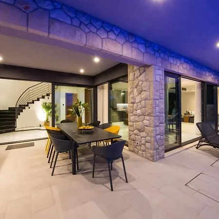 Brand New Contemporary With Infinity Pool Vila *